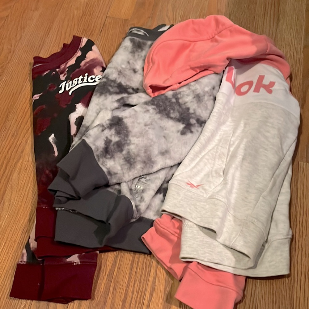 Set of girls’ sweatshirts